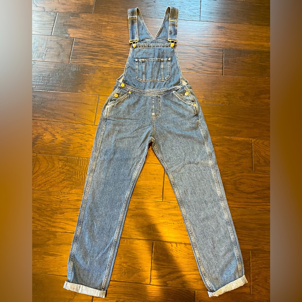 ⭐️Tommy Hilfiger denim blue dungarees/ overalls Size 28. Fits like a 4/30 inseam